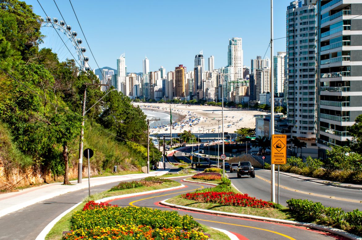Zigzag bicycle path, crooked street in Balneário Camboriú-Brazil. Imóveis frente mar: vale a pena investir?