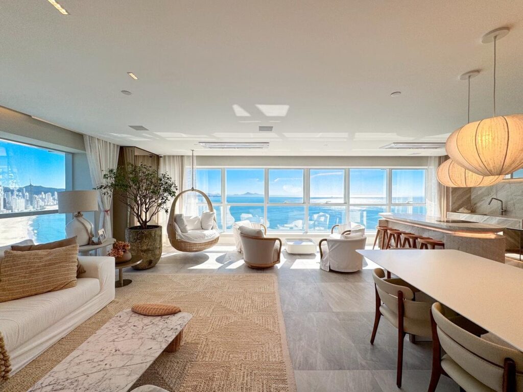Living mobiliado de apartamento no Epic Tower, com cozinha integrada e vista para o mar de Balneário Camboriú