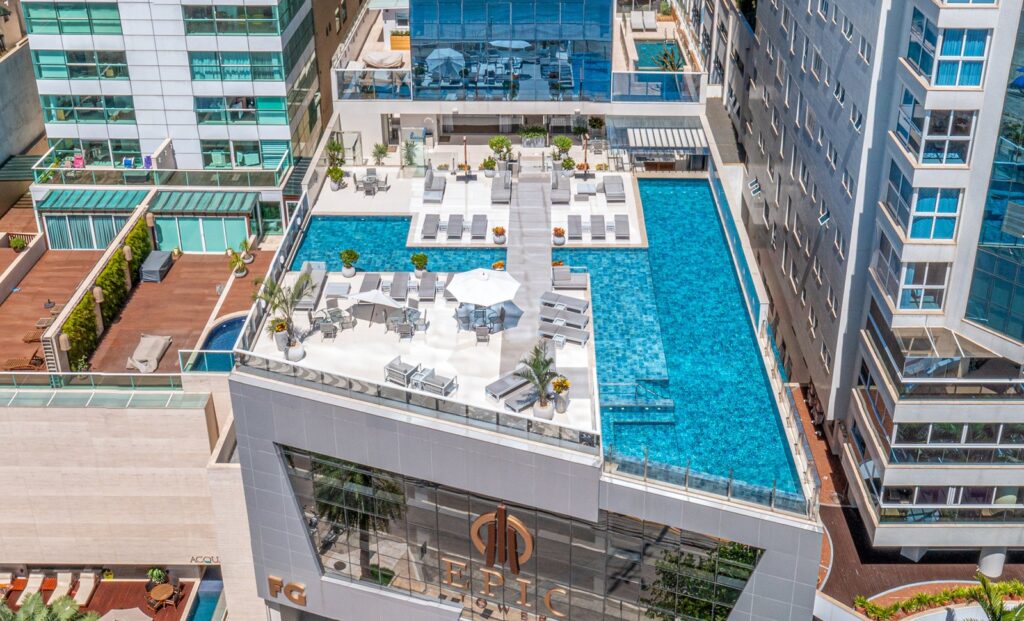 Piscina com raia da área de lazer do Epic Tower, com deck e espreguiçadeiras, vista do alto