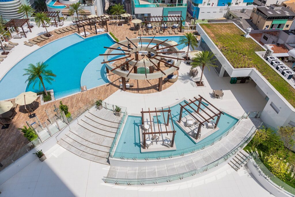 Área de lazer do Infinity Coast vista do alto, com piscinas, pergolados e espreguiçadeiras